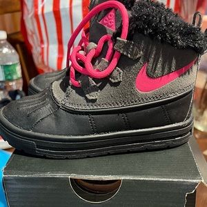 Nike Woodside Chukka size 9C Kids Anthracite Hyper Pink